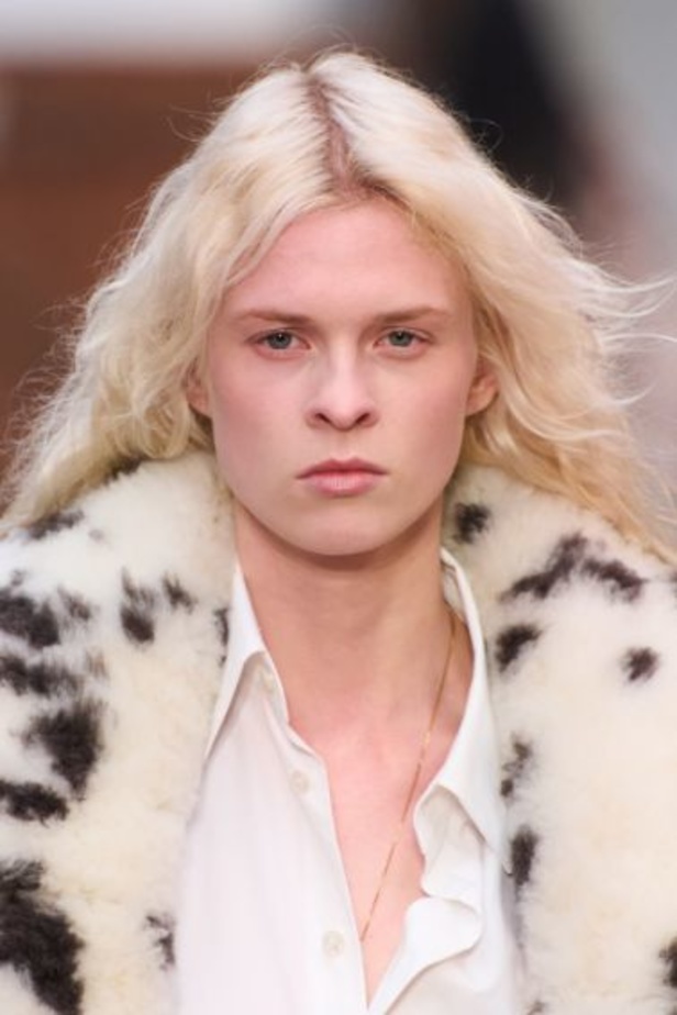 عرض أزياء مجموعة Stella Mccartney لشتاء 2024 تحيي موضة التصاميم الفضفاضة