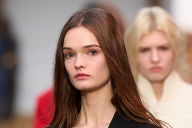 عرض أزياء مجموعة Stella Mccartney لشتاء 2024 تحيي موضة التصاميم الفضفاضة