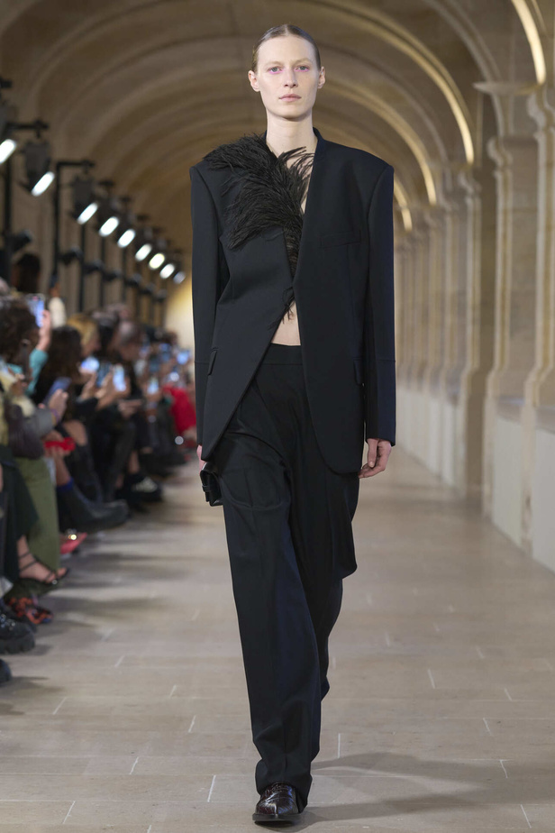 فيكتوريا بيكهام تتألق في باريس بتصاميم جذابة وتفاصيل متنوعة لشتاء 2024