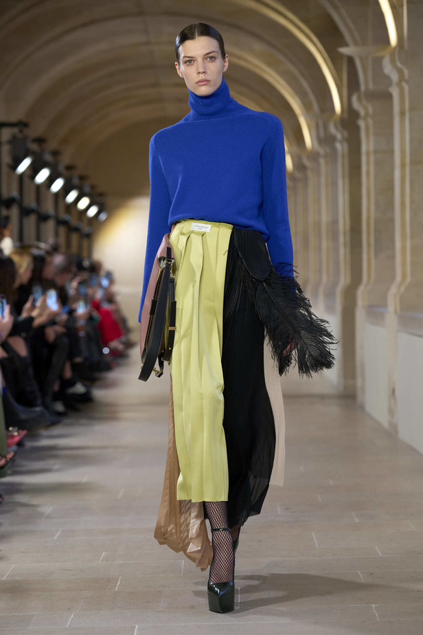 فيكتوريا بيكهام تتألق في باريس بتصاميم جذابة وتفاصيل متنوعة لشتاء 2024