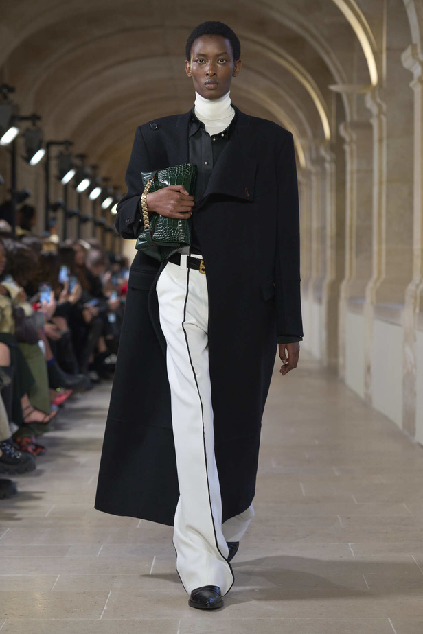 فيكتوريا بيكهام تتألق في باريس بتصاميم جذابة وتفاصيل متنوعة لشتاء 2024