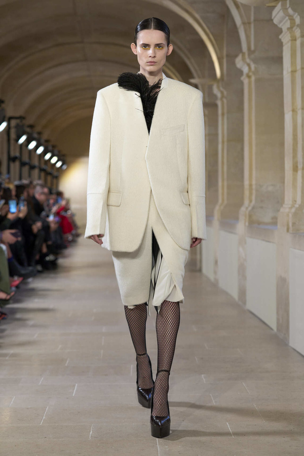 فيكتوريا بيكهام تتألق في باريس بتصاميم جذابة وتفاصيل متنوعة لشتاء 2024