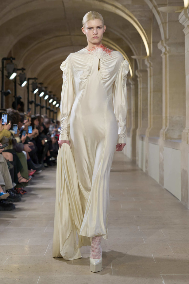 فيكتوريا بيكهام تتألق في باريس بتصاميم جذابة وتفاصيل متنوعة لشتاء 2024