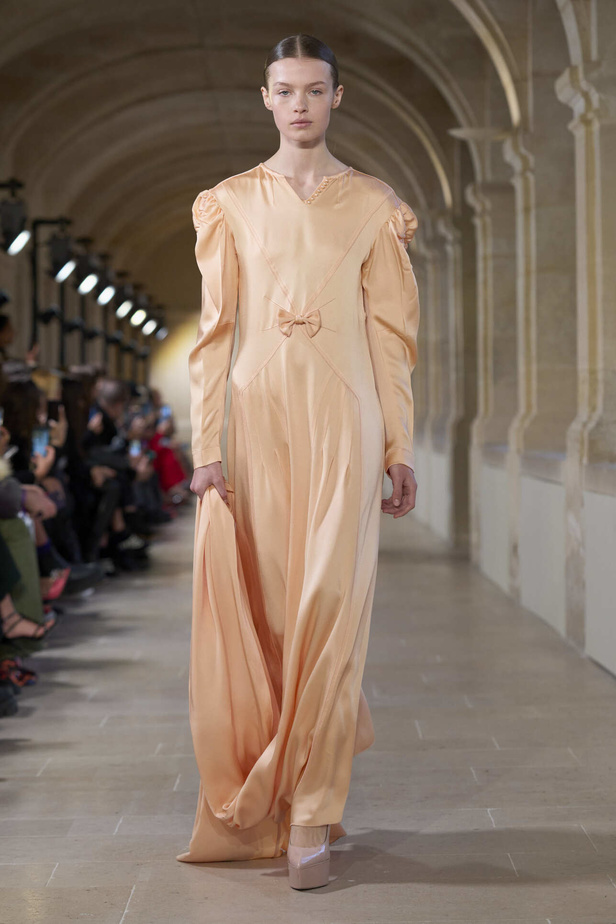 فيكتوريا بيكهام تتألق في باريس بتصاميم جذابة وتفاصيل متنوعة لشتاء 2024