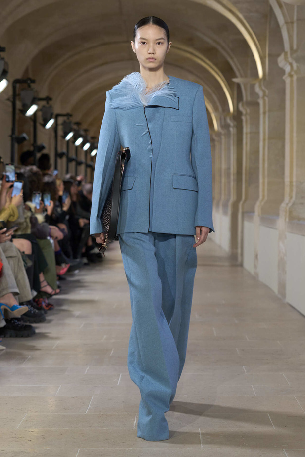 فيكتوريا بيكهام تتألق في باريس بتصاميم جذابة وتفاصيل متنوعة لشتاء 2024