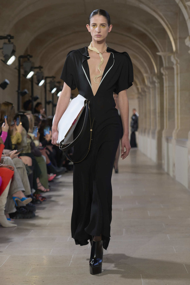 فيكتوريا بيكهام تتألق في باريس بتصاميم جذابة وتفاصيل متنوعة لشتاء 2024