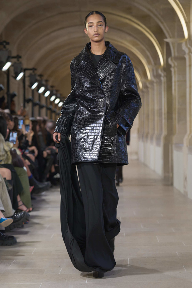 فيكتوريا بيكهام تتألق في باريس بتصاميم جذابة وتفاصيل متنوعة لشتاء 2024