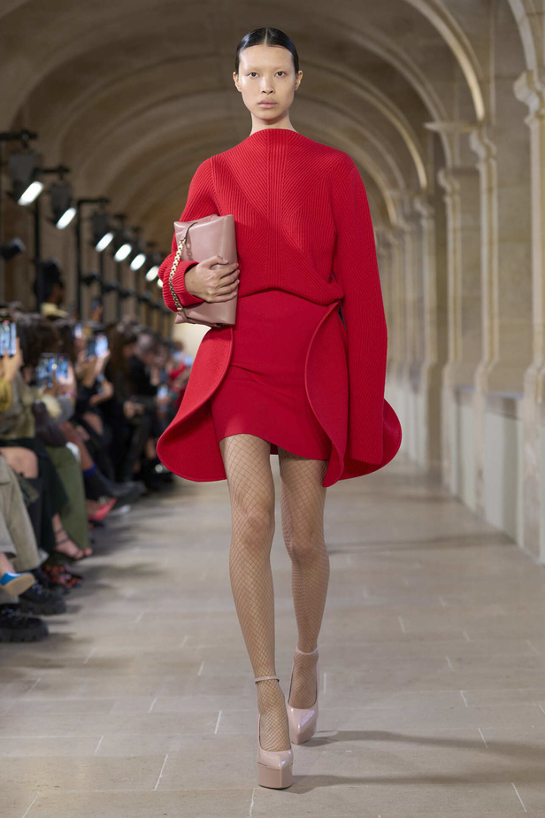 فيكتوريا بيكهام تتألق في باريس بتصاميم جذابة وتفاصيل متنوعة لشتاء 2024