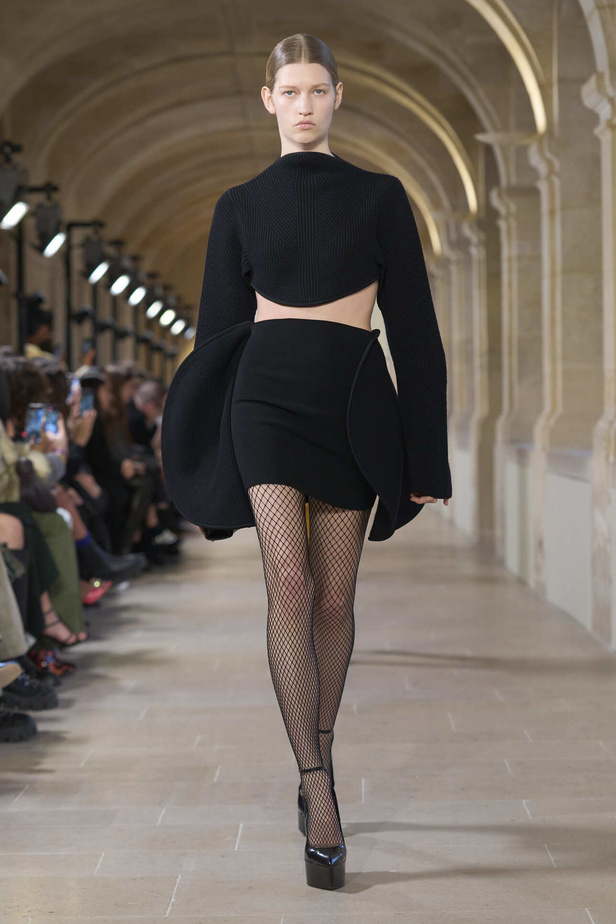 فيكتوريا بيكهام تتألق في باريس بتصاميم جذابة وتفاصيل متنوعة لشتاء 2024