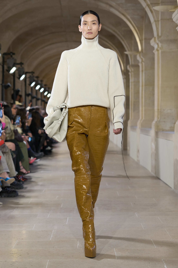 فيكتوريا بيكهام تتألق في باريس بتصاميم جذابة وتفاصيل متنوعة لشتاء 2024