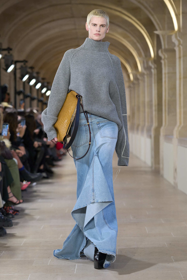 فيكتوريا بيكهام تتألق في باريس بتصاميم جذابة وتفاصيل متنوعة لشتاء 2024