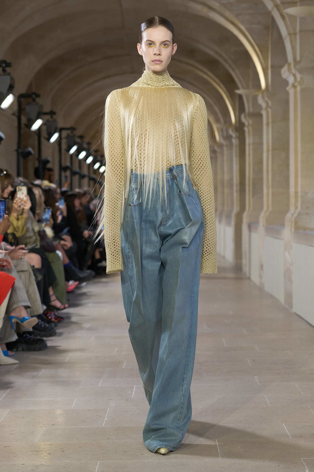 فيكتوريا بيكهام تتألق في باريس بتصاميم جذابة وتفاصيل متنوعة لشتاء 2024