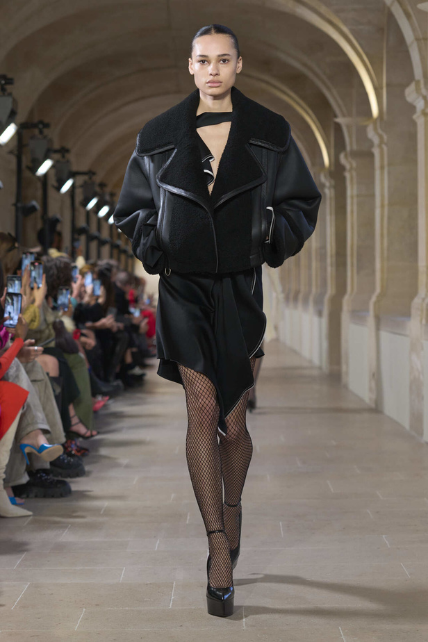 فيكتوريا بيكهام تتألق في باريس بتصاميم جذابة وتفاصيل متنوعة لشتاء 2024