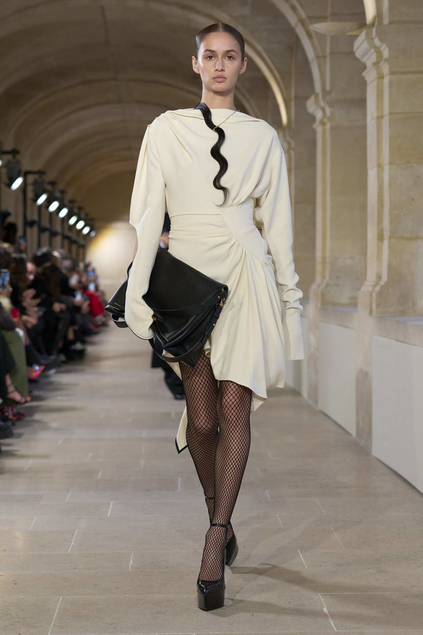 فيكتوريا بيكهام تتألق في باريس بتصاميم جذابة وتفاصيل متنوعة لشتاء 2024