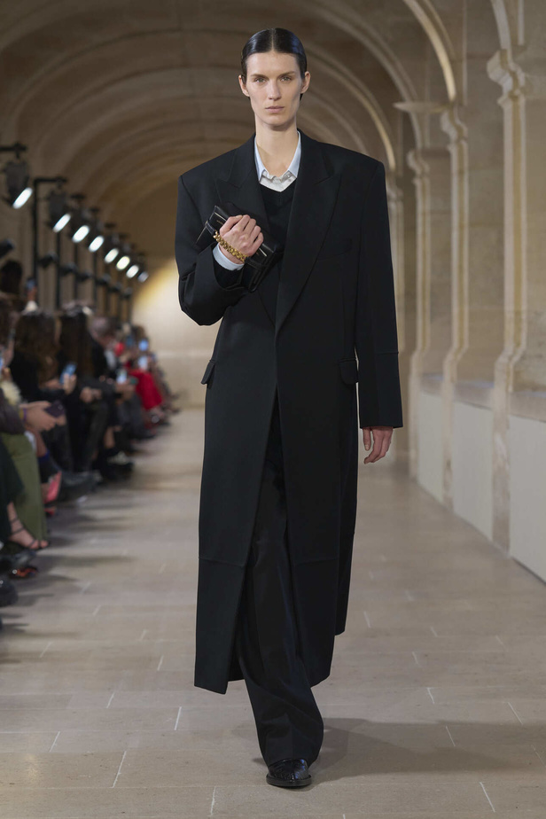 فيكتوريا بيكهام تتألق في باريس بتصاميم جذابة وتفاصيل متنوعة لشتاء 2024