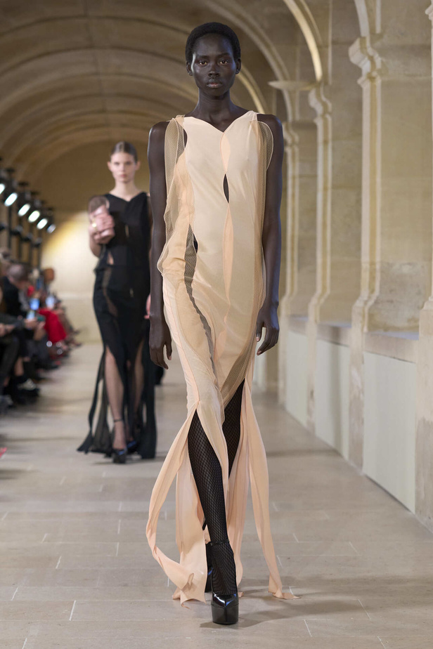 فيكتوريا بيكهام تتألق في باريس بتصاميم جذابة وتفاصيل متنوعة لشتاء 2024