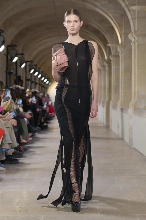 فيكتوريا بيكهام تتألق في باريس بتصاميم جذابة وتفاصيل متنوعة لشتاء 2024