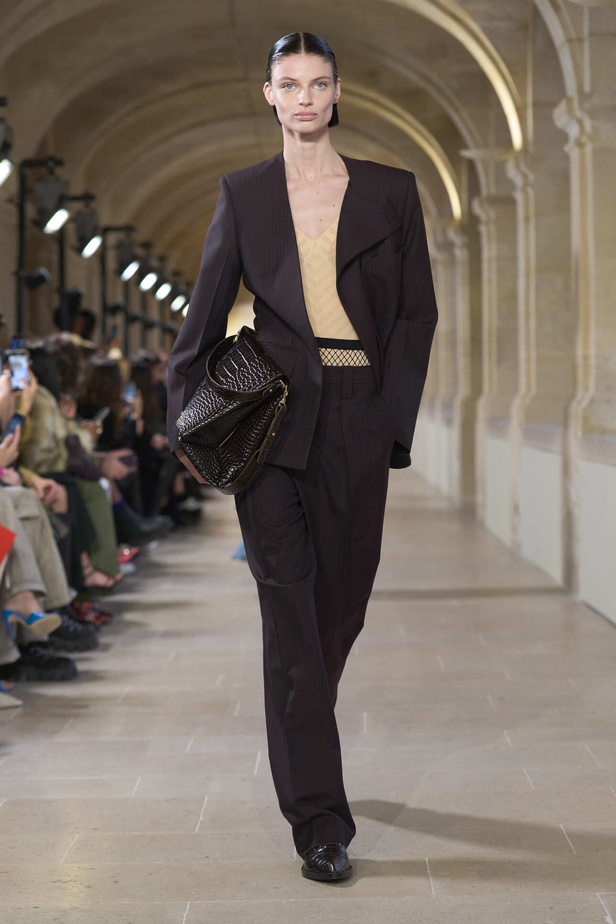 فيكتوريا بيكهام تتألق في باريس بتصاميم جذابة وتفاصيل متنوعة لشتاء 2024