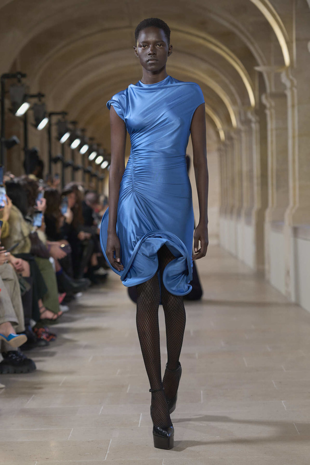 فيكتوريا بيكهام تتألق في باريس بتصاميم جذابة وتفاصيل متنوعة لشتاء 2024