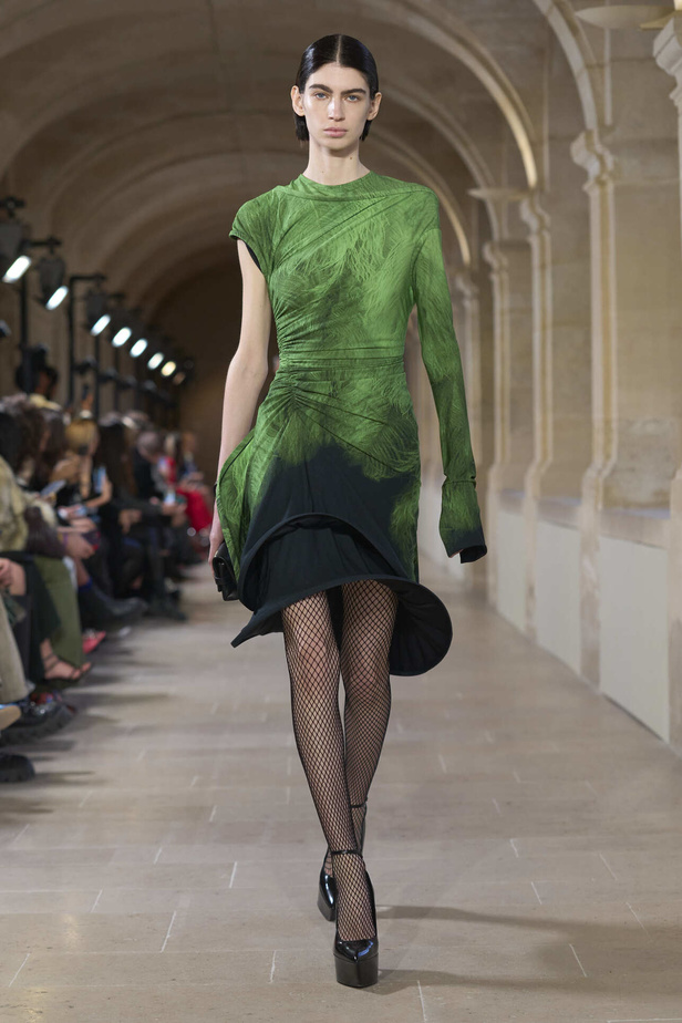 فيكتوريا بيكهام تتألق في باريس بتصاميم جذابة وتفاصيل متنوعة لشتاء 2024