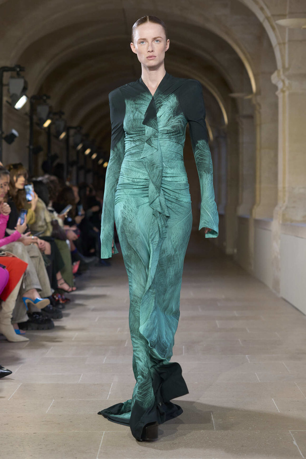 فيكتوريا بيكهام تتألق في باريس بتصاميم جذابة وتفاصيل متنوعة لشتاء 2024