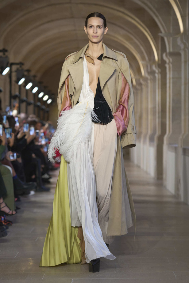 فيكتوريا بيكهام تتألق في باريس بتصاميم جذابة وتفاصيل متنوعة لشتاء 2024