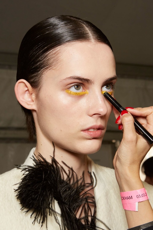 فيكتوريا بيكهام تتألق في باريس بتصاميم جذابة وتفاصيل متنوعة لشتاء 2024