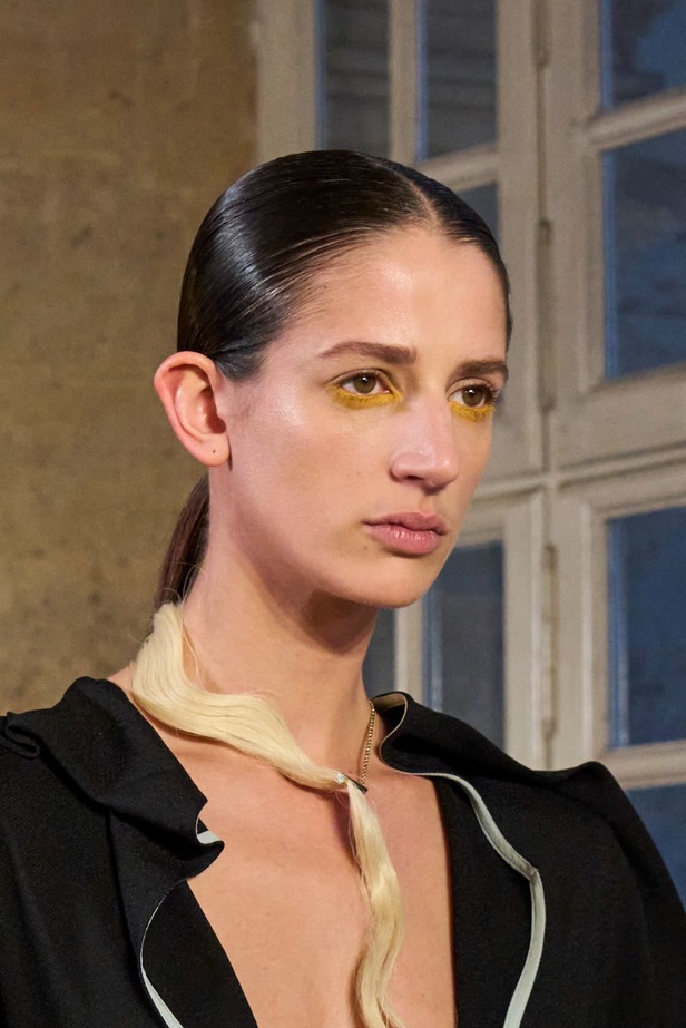 فيكتوريا بيكهام تتألق في باريس بتصاميم جذابة وتفاصيل متنوعة لشتاء 2024