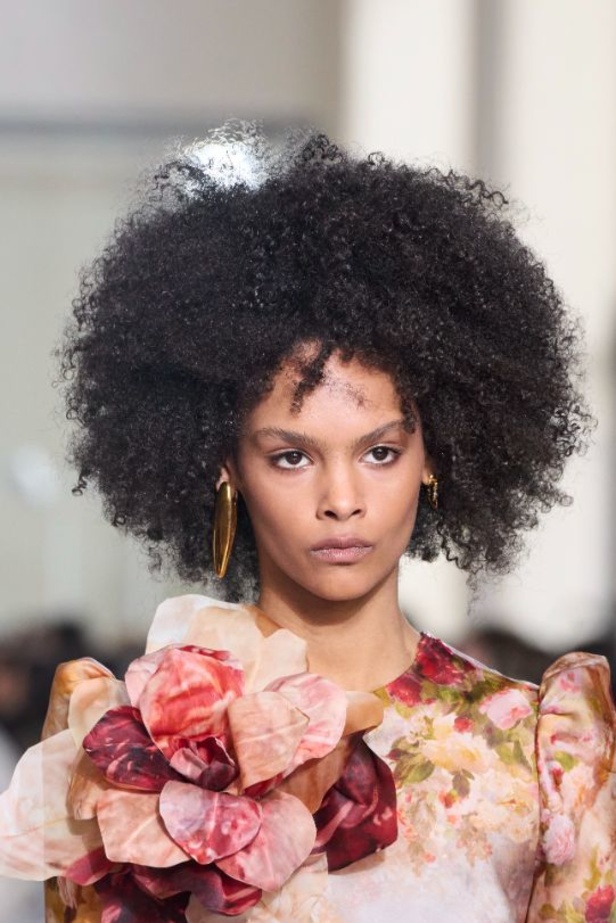 مجموعة Zimmermann لخريف وشتاء 2023-2024: تآزر بين الجينز والفساتين بأسلوب أنثويّ ساحر