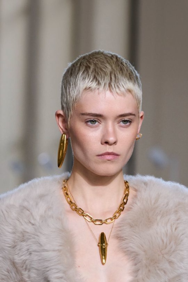 مجموعة Zimmermann لخريف وشتاء 2023-2024: تآزر بين الجينز والفساتين بأسلوب أنثويّ ساحر