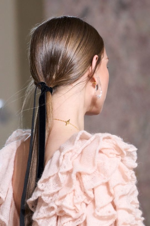 مجموعة Zimmermann لخريف وشتاء 2023-2024: تآزر بين الجينز والفساتين بأسلوب أنثويّ ساحر