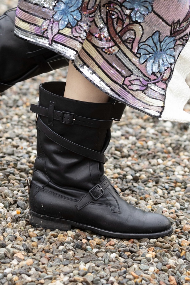 لويس فويتون تقدّم مجموعة Cruise 2024 بأجواء خيالية في إيزولا بيلا 