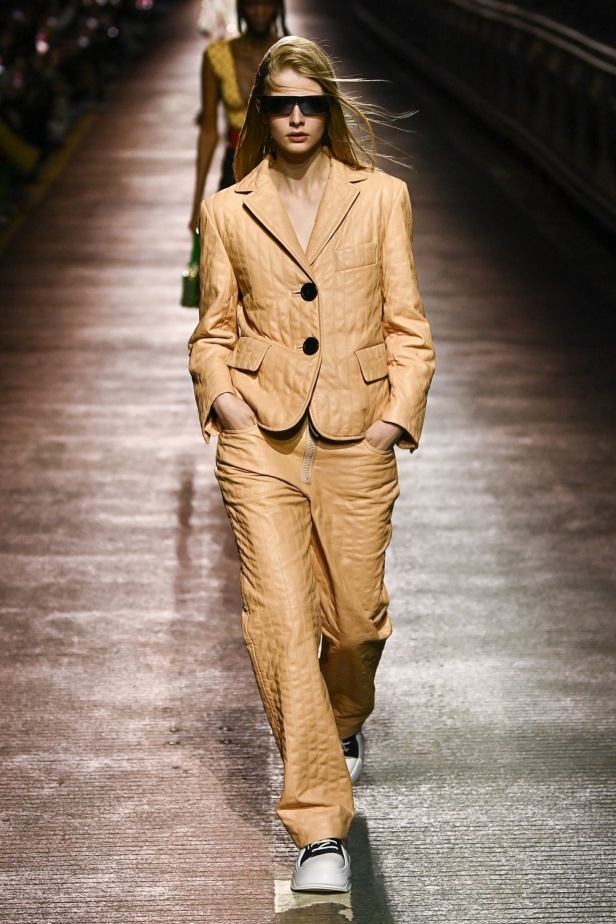 مجموعة Louis Vuitton لموسم ما قبل خريف 2023.. قصات كاجوال وعودة الجلد الى الواجهة