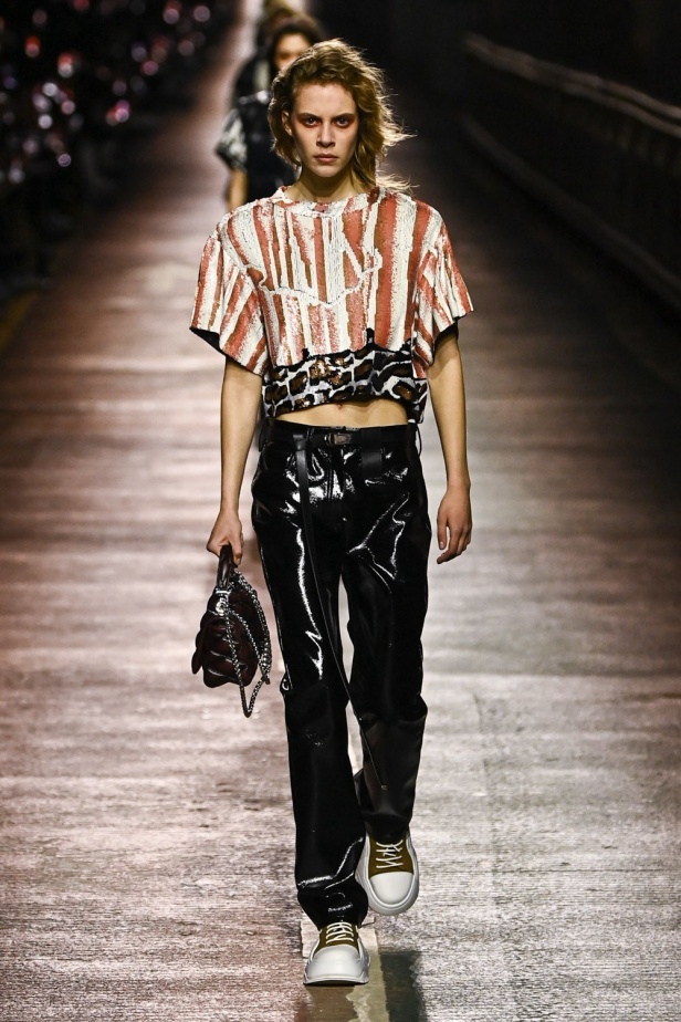 مجموعة Louis Vuitton لموسم ما قبل خريف 2023.. قصات كاجوال وعودة الجلد الى الواجهة