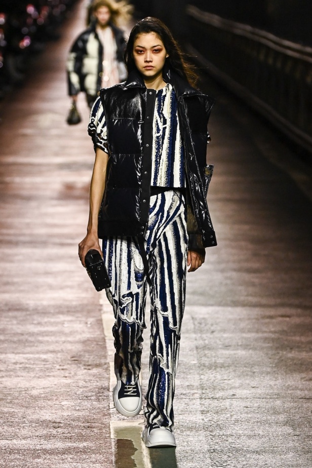 مجموعة Louis Vuitton لموسم ما قبل خريف 2023.. قصات كاجوال وعودة الجلد الى الواجهة