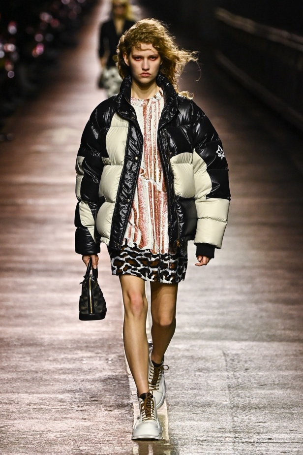 مجموعة Louis Vuitton لموسم ما قبل خريف 2023.. قصات كاجوال وعودة الجلد الى الواجهة