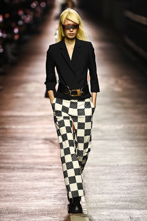 مجموعة Louis Vuitton لموسم ما قبل خريف 2023.. قصات كاجوال وعودة الجلد الى الواجهة