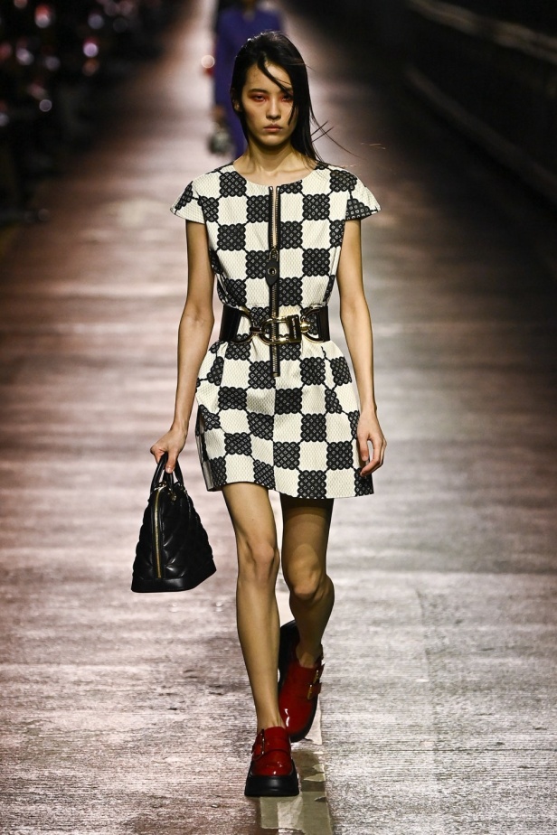 مجموعة Louis Vuitton لموسم ما قبل خريف 2023.. قصات كاجوال وعودة الجلد الى الواجهة