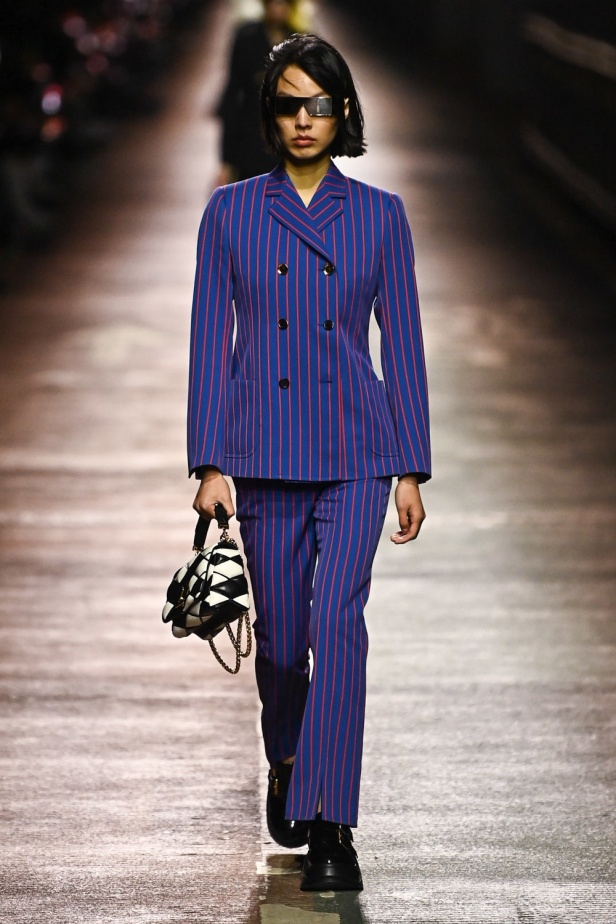 مجموعة Louis Vuitton لموسم ما قبل خريف 2023.. قصات كاجوال وعودة الجلد الى الواجهة