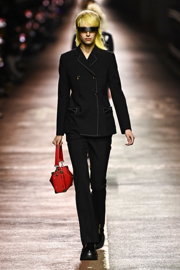 مجموعة Louis Vuitton لموسم ما قبل خريف 2023.. قصات كاجوال وعودة الجلد الى الواجهة