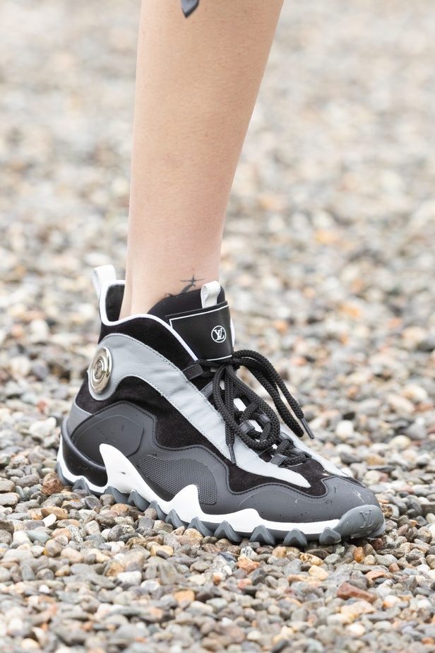 لويس فويتون تقدّم مجموعة Cruise 2024 بأجواء خيالية في إيزولا بيلا 