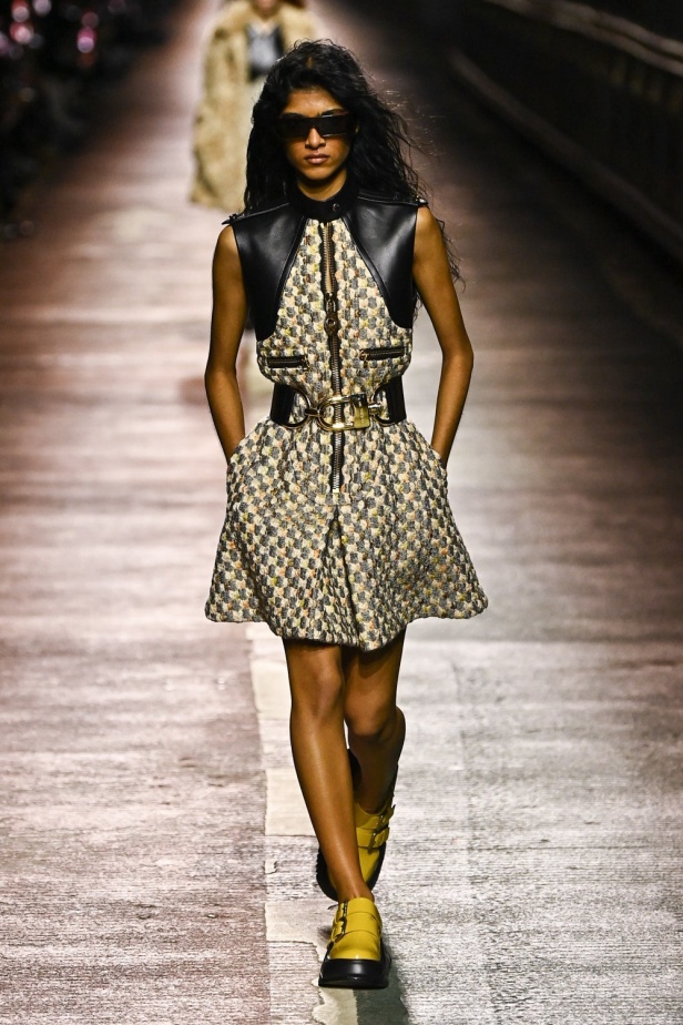 مجموعة Louis Vuitton لموسم ما قبل خريف 2023.. قصات كاجوال وعودة الجلد الى الواجهة