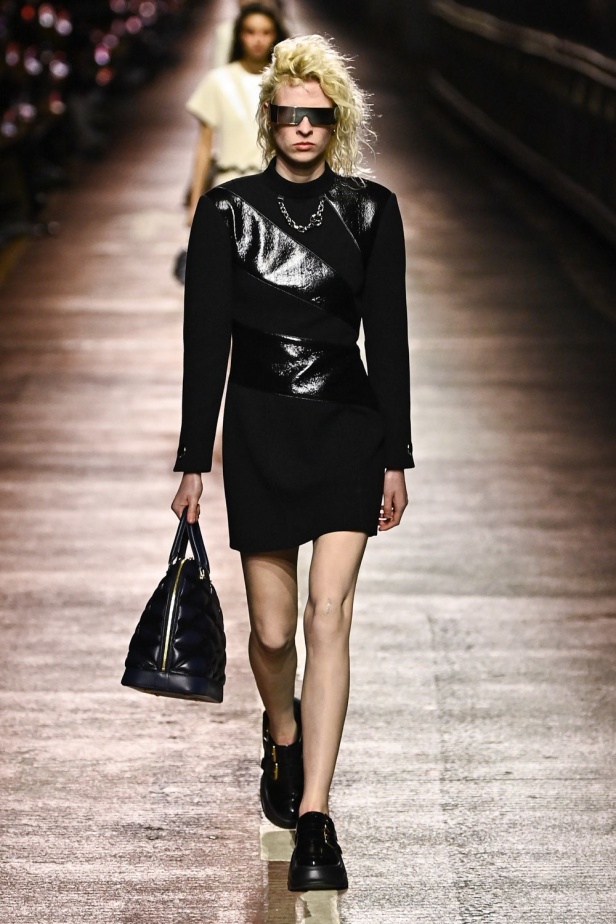 مجموعة Louis Vuitton لموسم ما قبل خريف 2023.. قصات كاجوال وعودة الجلد الى الواجهة