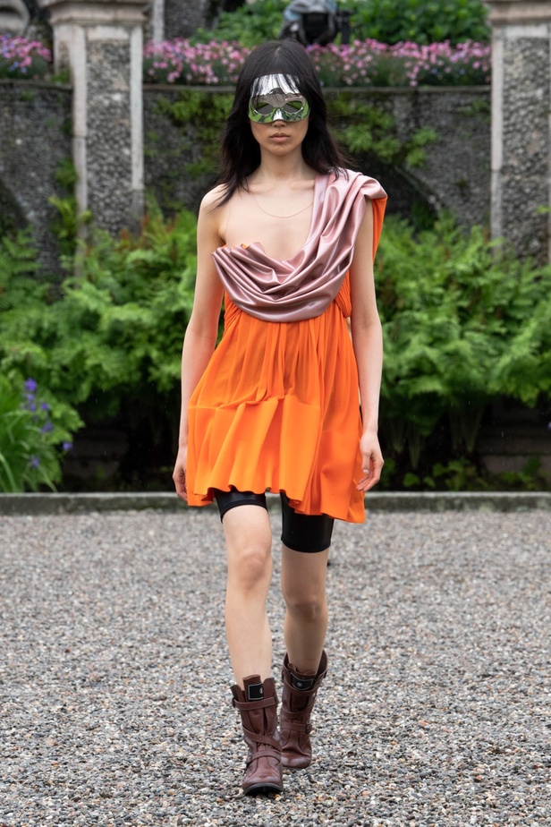 لويس فويتون تقدّم مجموعة Cruise 2024 بأجواء خيالية في إيزولا بيلا 