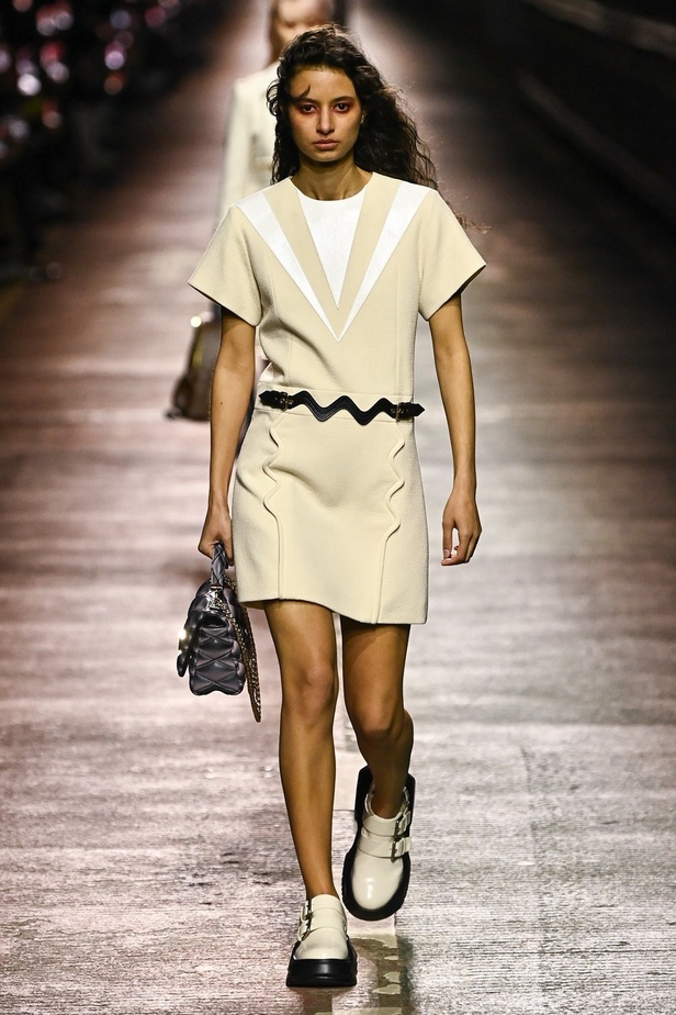 مجموعة Louis Vuitton لموسم ما قبل خريف 2023.. قصات كاجوال وعودة الجلد الى الواجهة