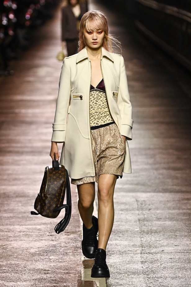 مجموعة Louis Vuitton لموسم ما قبل خريف 2023.. قصات كاجوال وعودة الجلد الى الواجهة