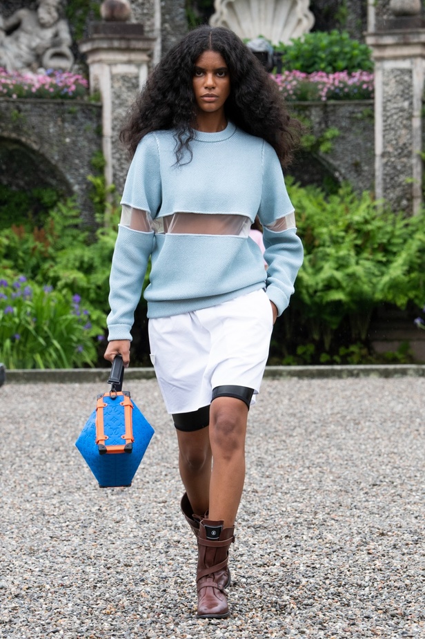 لويس فويتون تقدّم مجموعة Cruise 2024 بأجواء خيالية في إيزولا بيلا 