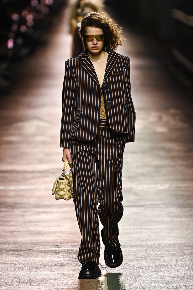 مجموعة Louis Vuitton لموسم ما قبل خريف 2023.. قصات كاجوال وعودة الجلد الى الواجهة