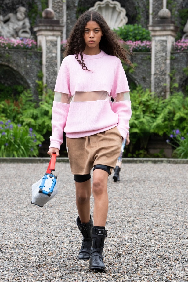 لويس فويتون تقدّم مجموعة Cruise 2024 بأجواء خيالية في إيزولا بيلا 