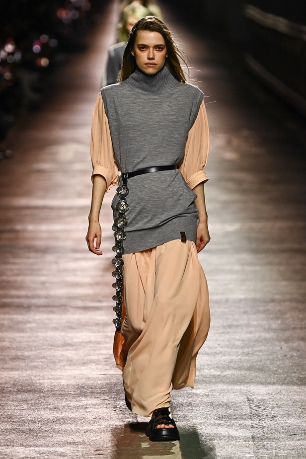 مجموعة Louis Vuitton لموسم ما قبل خريف 2023.. قصات كاجوال وعودة الجلد الى الواجهة